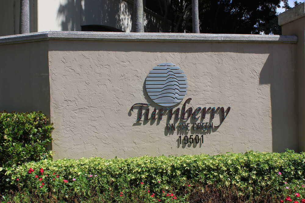 Turnberry on the Green condo photo 2